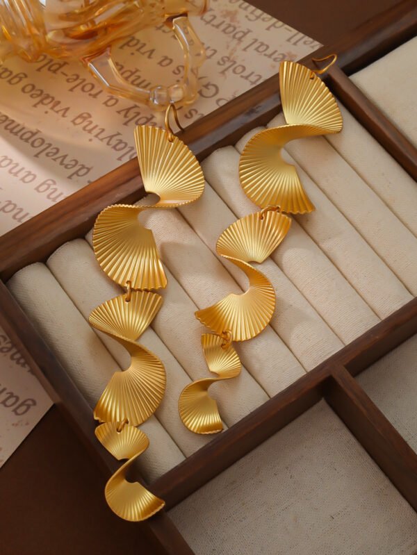 Vintage style spiral long earrings - Image 3