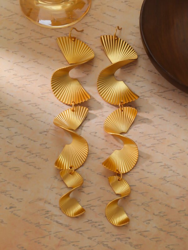 Vintage style spiral long earrings - Image 4