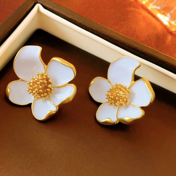 White flower 925 Sterling Silver Post Part Earrings