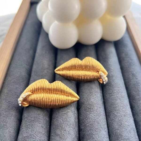 18k Gold Plated Vintage Design Lip Shape Stud Earrings Rhinestone Inlaid Piercing