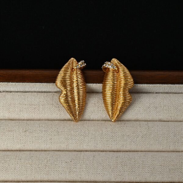 18k Gold Plated Vintage Design Lip Shape Stud Earrings Rhinestone Inlaid Piercing - Image 2
