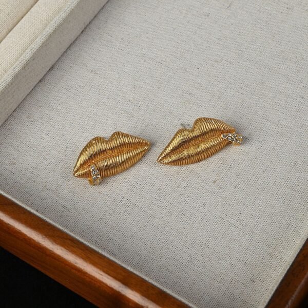 18k Gold Plated Vintage Design Lip Shape Stud Earrings Rhinestone Inlaid Piercing - Image 4