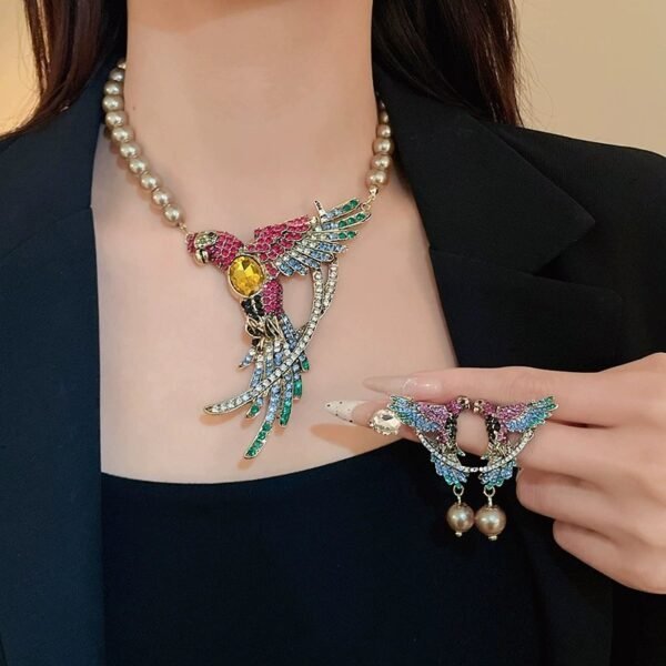 Rhinestone Inlaid Bird Design Colorful Parrot Dangle Earrings with Imitation Pearl Chain Pendant Necklace Maximelism