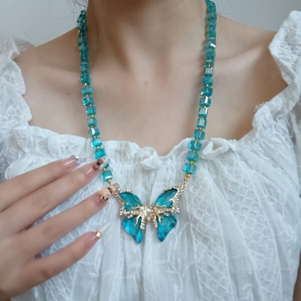 Vintage Design Rhinestone Inlaid Butterfly Pendant Necklace Iridescent Cube Shape Beaded Chain